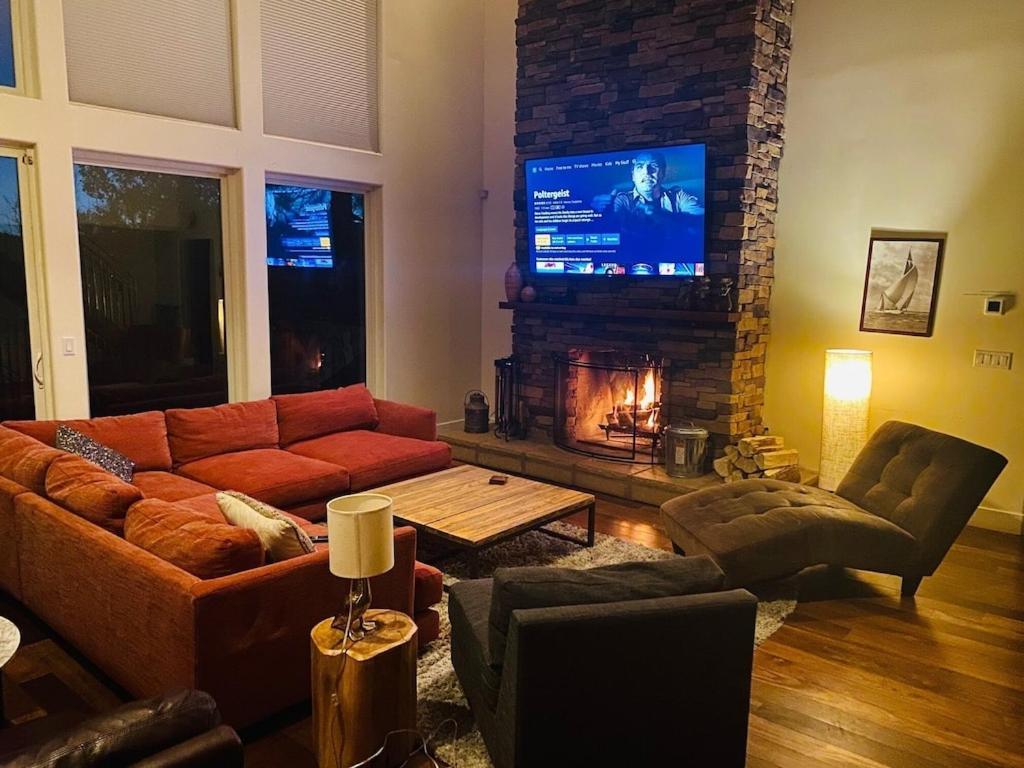 Modern 6 Bedroom Retreat, Stunning Lake Views, Close To Village! Лейк Ароухед Екстериор снимка