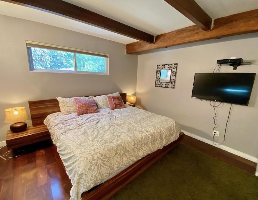 Modern 6 Bedroom Retreat, Stunning Lake Views, Close To Village! Лейк Ароухед Екстериор снимка
