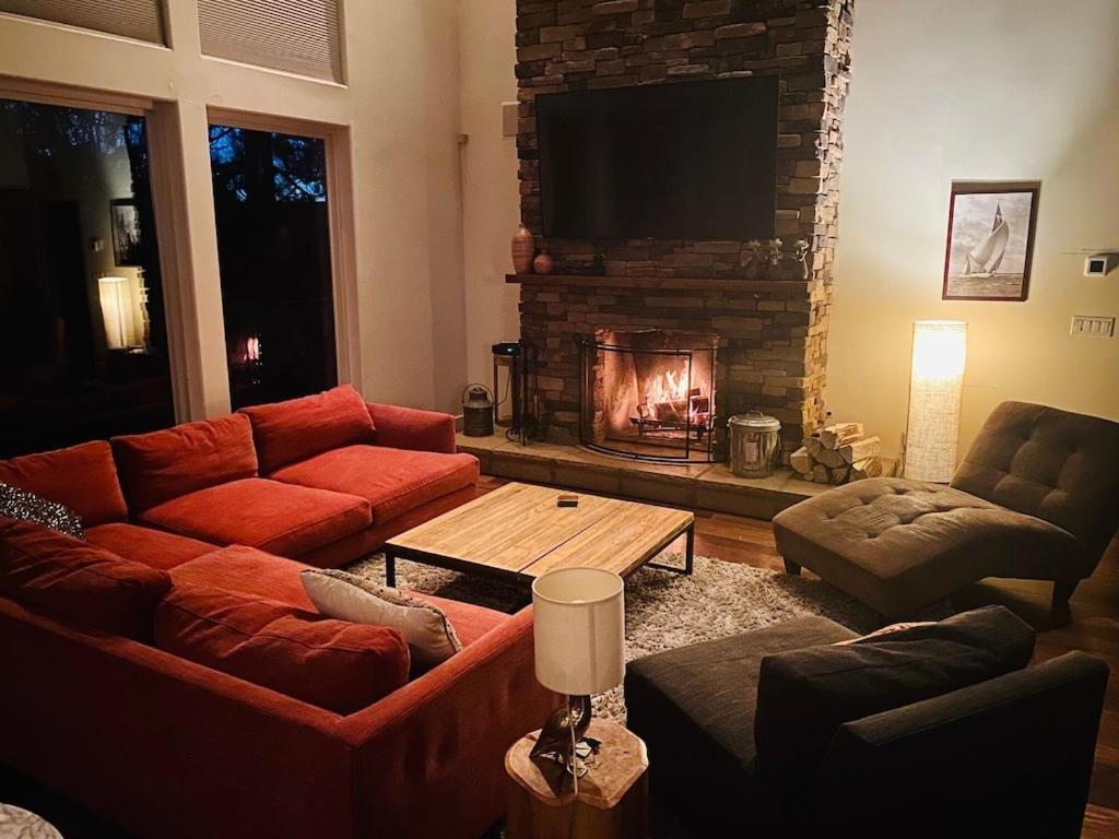 Modern 6 Bedroom Retreat, Stunning Lake Views, Close To Village! Лейк Ароухед Екстериор снимка