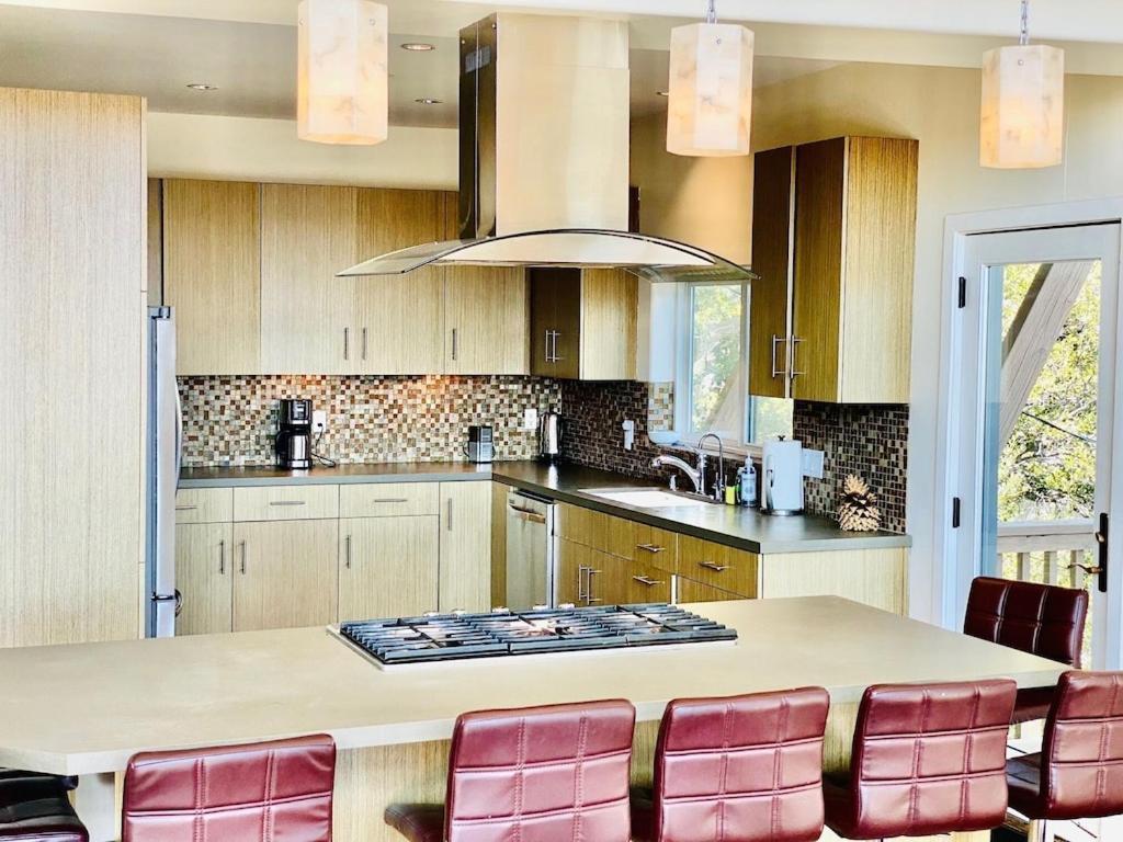 Modern 6 Bedroom Retreat, Stunning Lake Views, Close To Village! Лейк Ароухед Екстериор снимка
